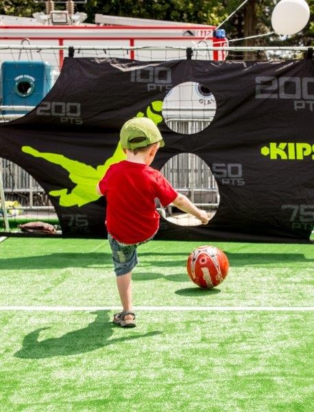 garçon jouant au foot garçon jouant au foot